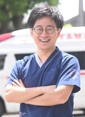 眼鏡をかけた笑顔の男性(田邉綾客員研究員)