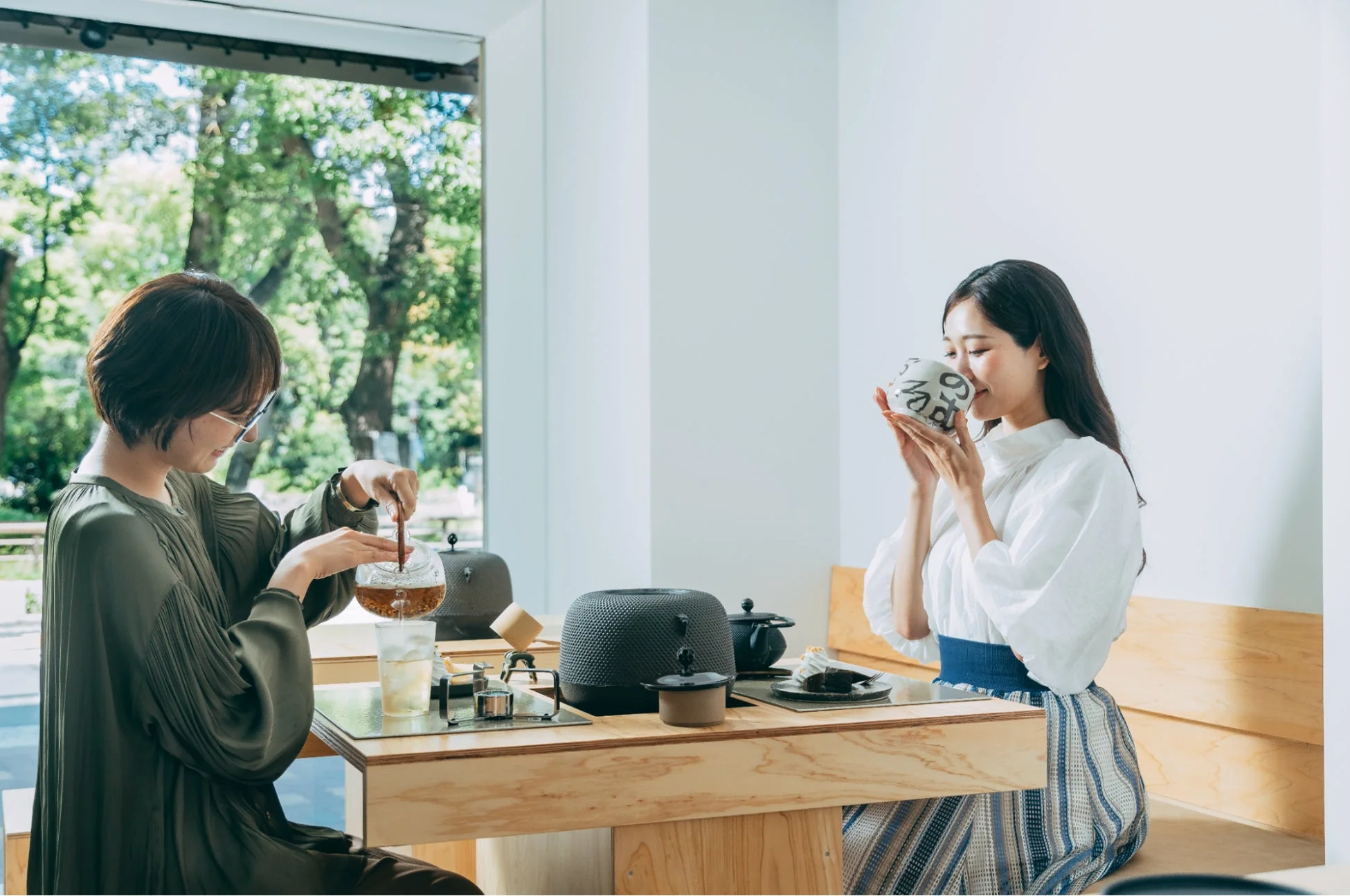 カフェで談笑する女性たち