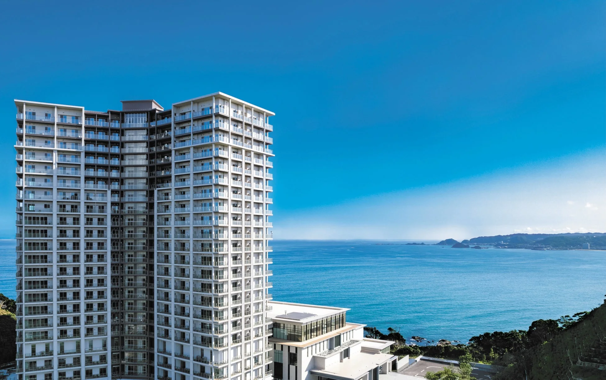 高層ビル、マンション、海、海岸、青空、景色、リゾート、建築、モダン、バルコニー