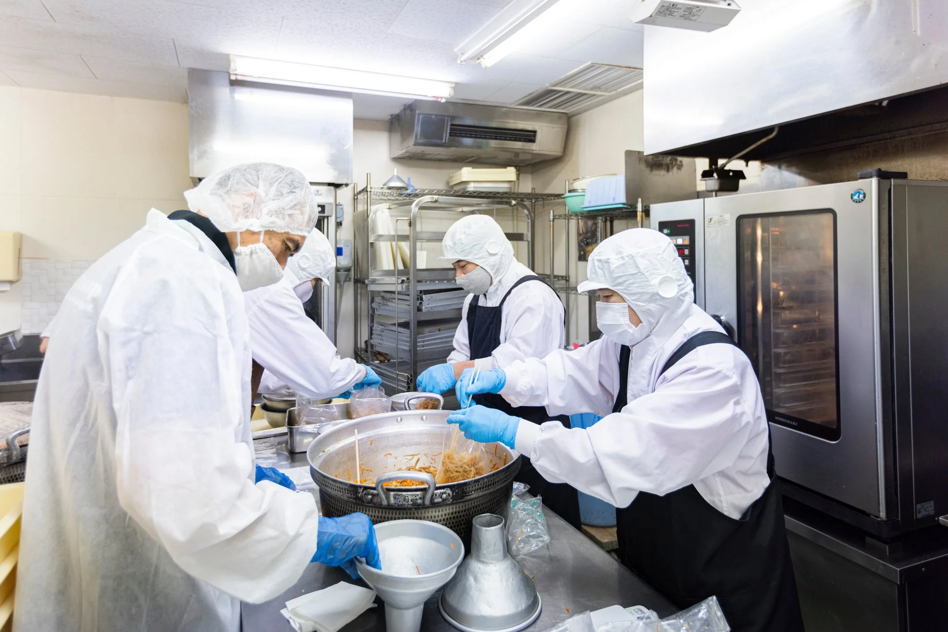 食品工場での作業風景