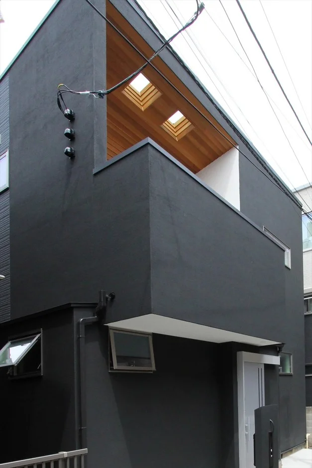 画像: モダンな黒い外壁の住宅