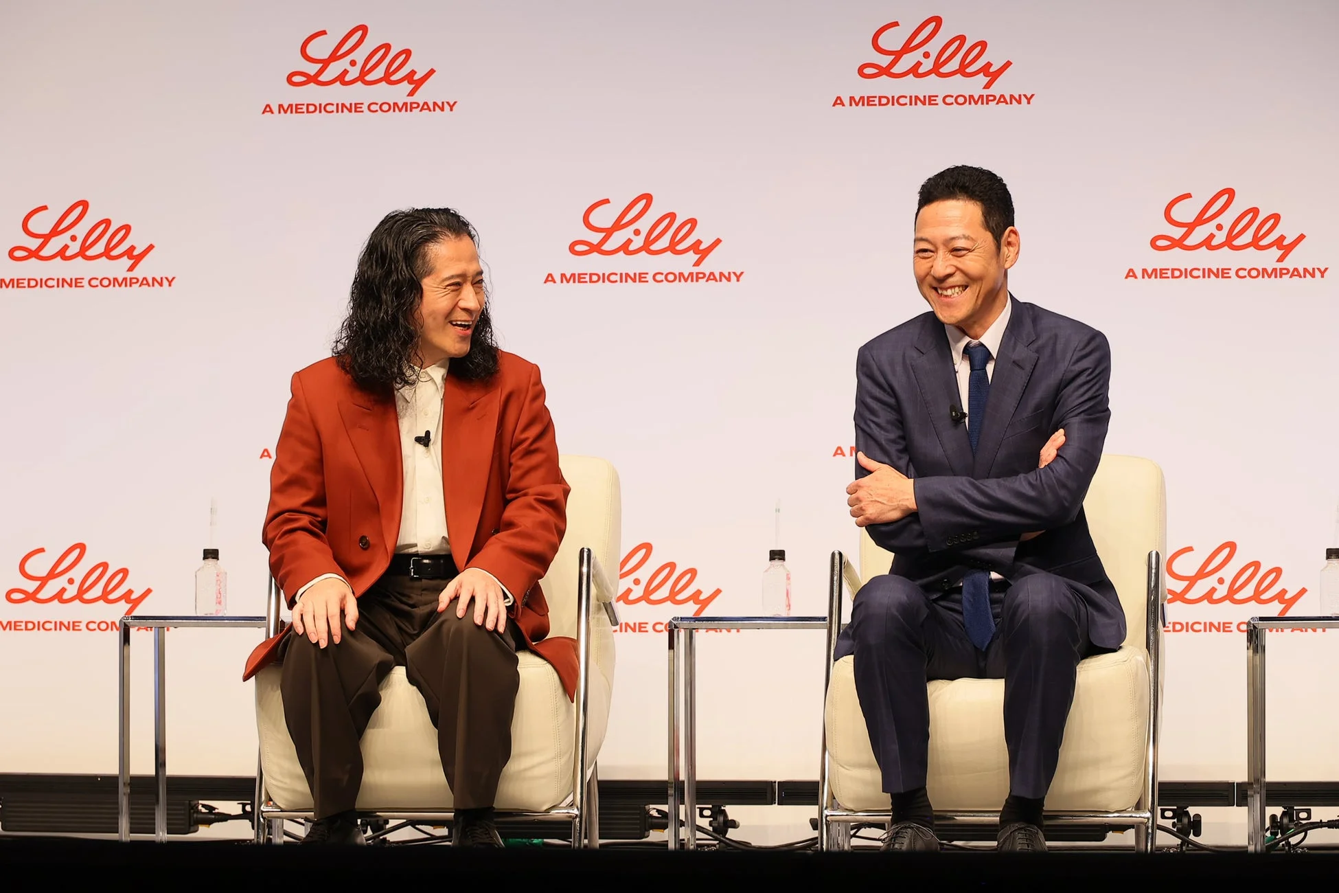 笑顔で対談する東野幸治さんと又吉直樹さん