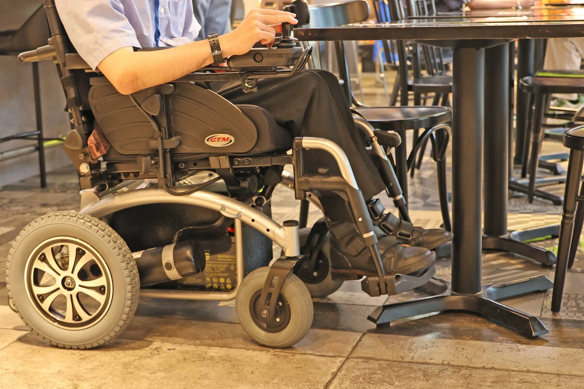 電動車椅子でテーブルを利用する様子