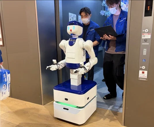 ロボットがエレベーターに乗り込む様子