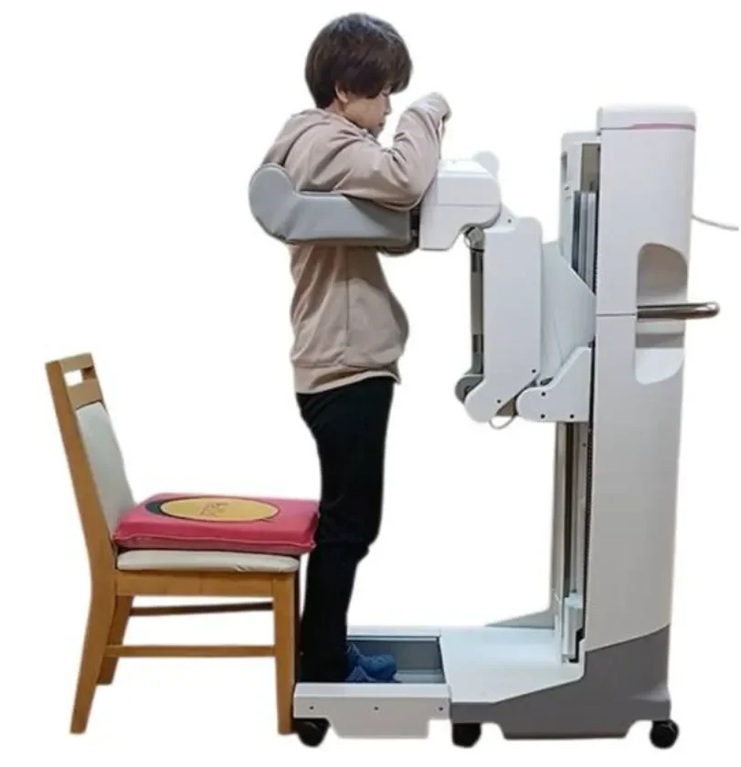 白い背景の前で、子供が医療機器を使った検査を受けている様子