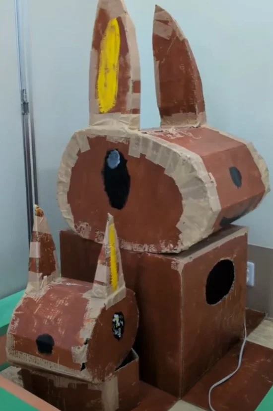 ウサギのような段ボール工作