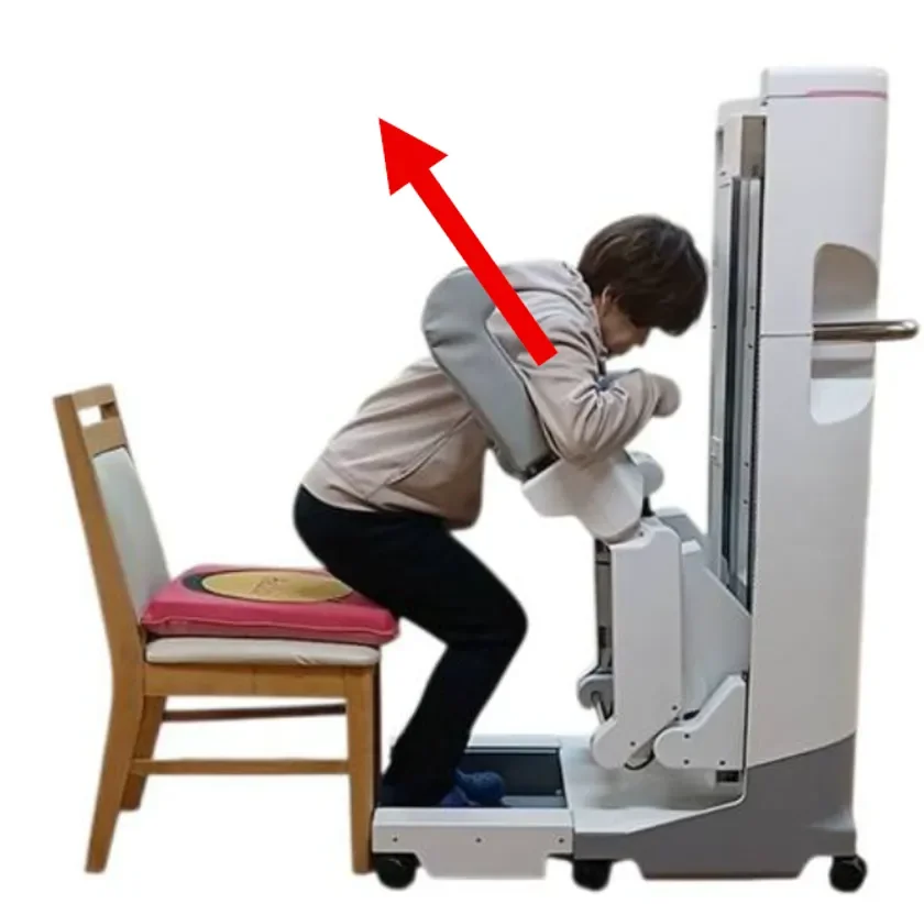 椅子に座った人物が、白い医療または運動機器に体を預けている様子