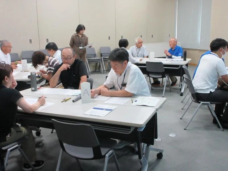 会議室でワークショップに参加する人々