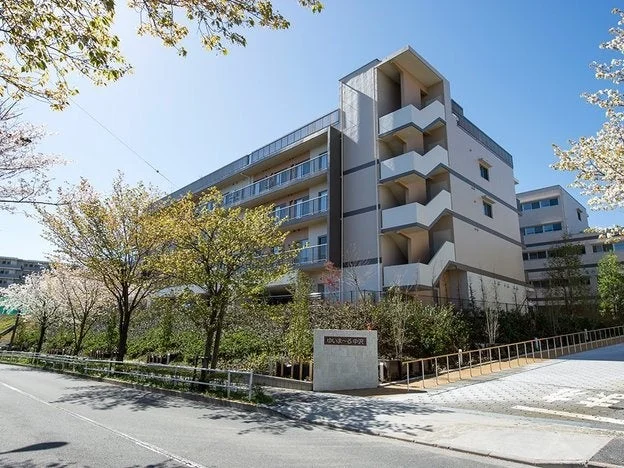 建物、集合住宅、マンション、春、桜、新緑、木々、道路、快晴、青空、日本、施設、さくら・さくの家