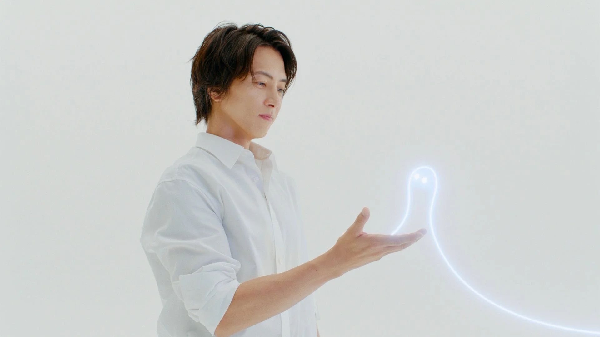 新CMのイメージ画像(光を見る男性)