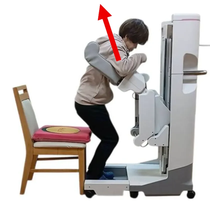 椅子と医療機器のような装置の間に立つ人が写っています。赤い矢印は上向きの動きを示しており、立ち上がりやスクワットのような運動をしている様子がうかがえます。