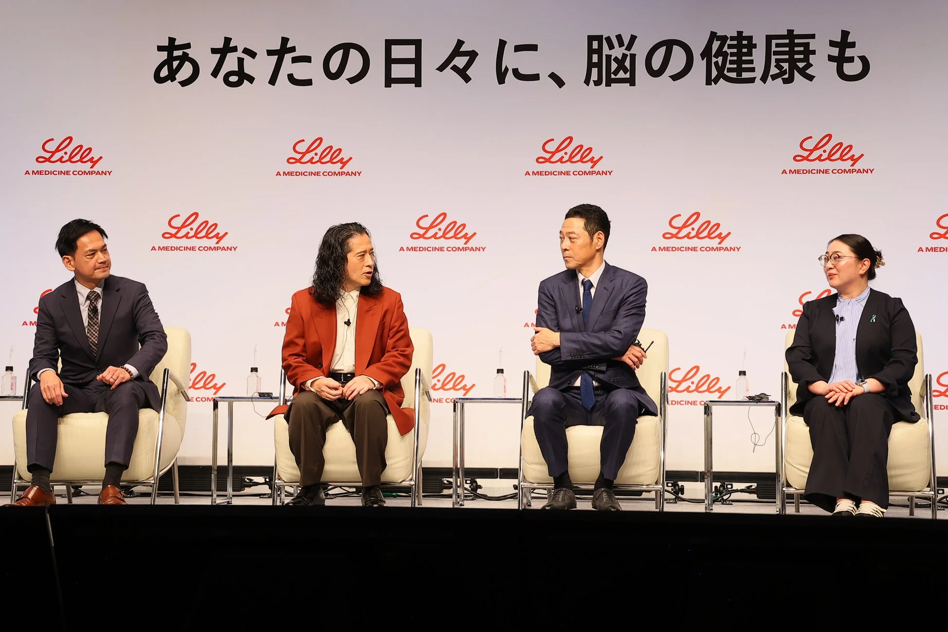 パネルディスカッションを行う4名の登壇者