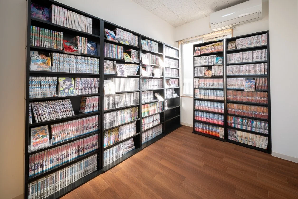 漫画がぎっしり並べられた共有スペースの漫画ルーム