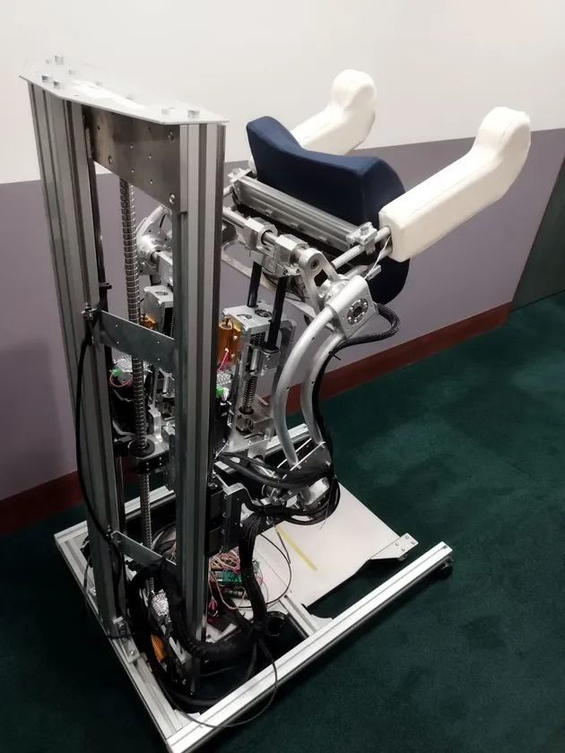 金属フレーム、モーター、配線、そしてパッド付きのサポート部品で構成された複雑な機械装置です。