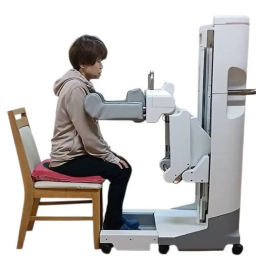 椅子に座った人物が、医療用と思われる白い大型機器を使用している様子