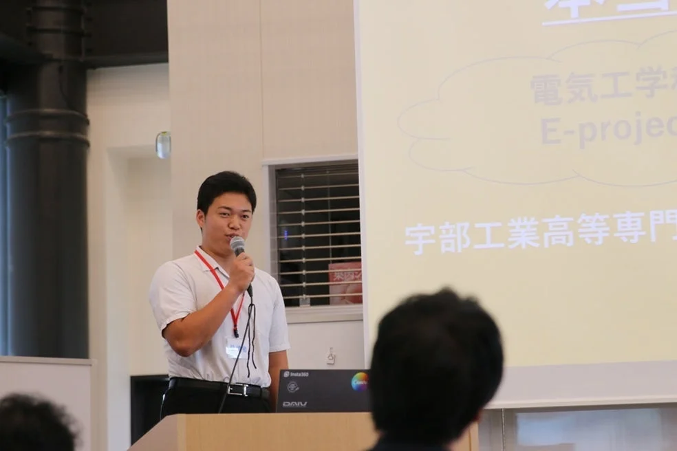 プレゼンテーションを行う学生