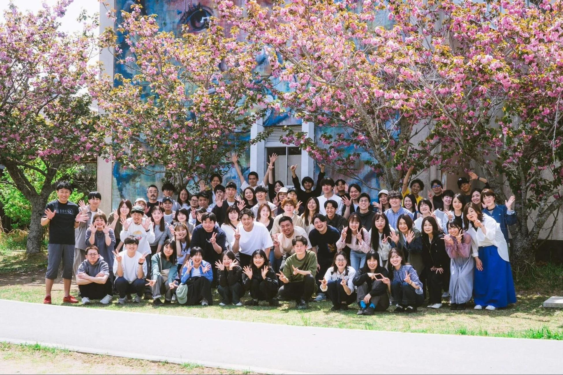 桜の下での集合写真