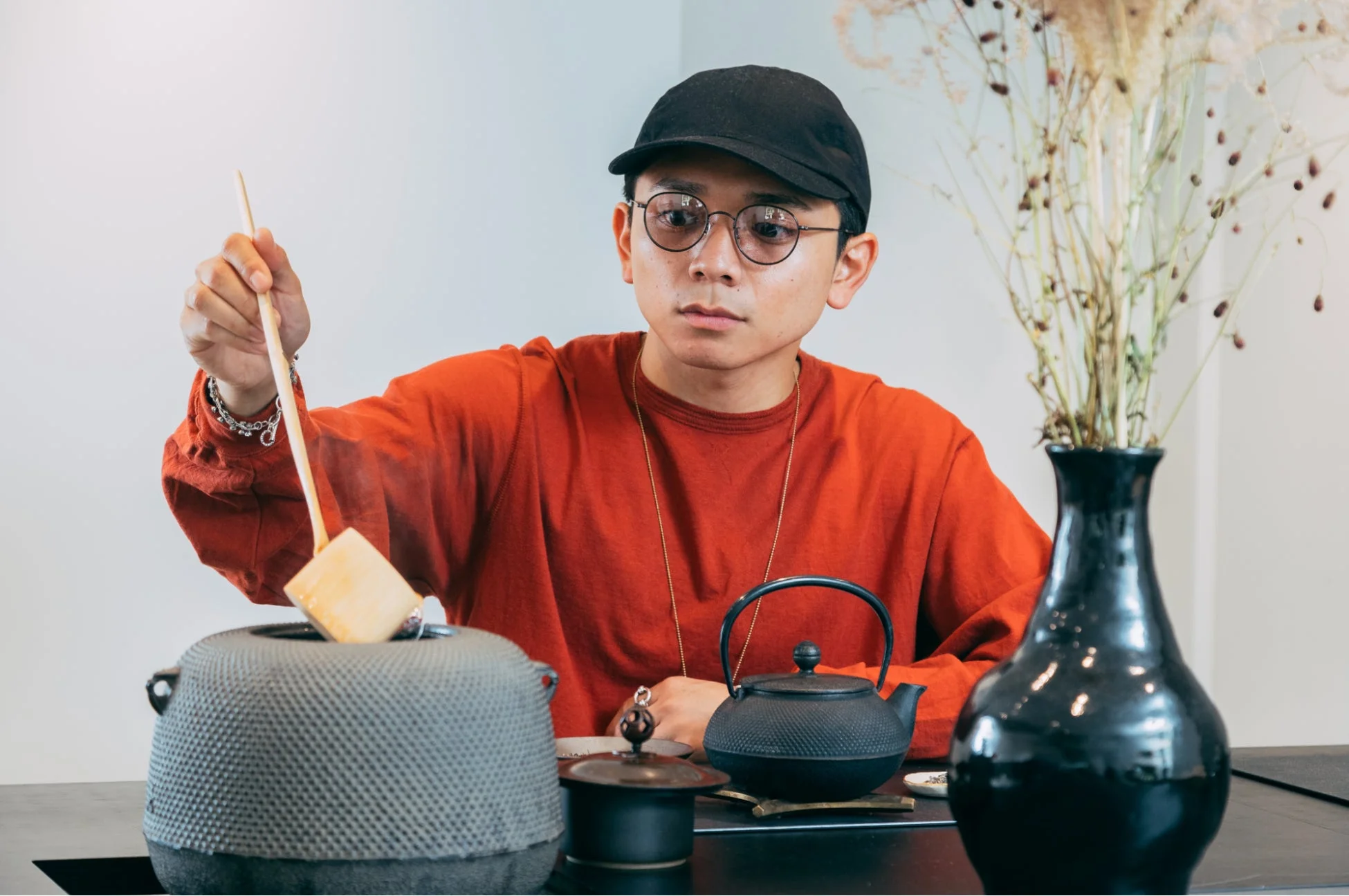 お茶を淹れる男性