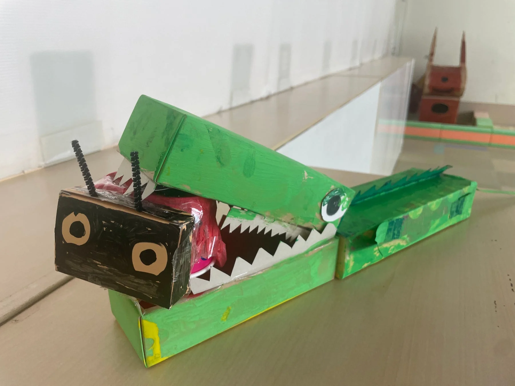 緑色のワニの段ボール工作
