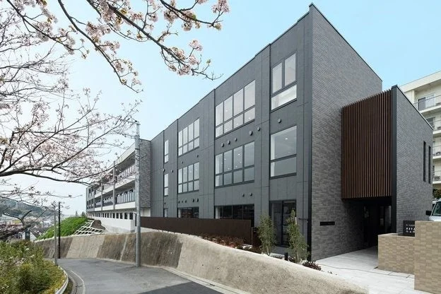 建物、現代建築、桜、春、外観、グレー、街並み、坂道
