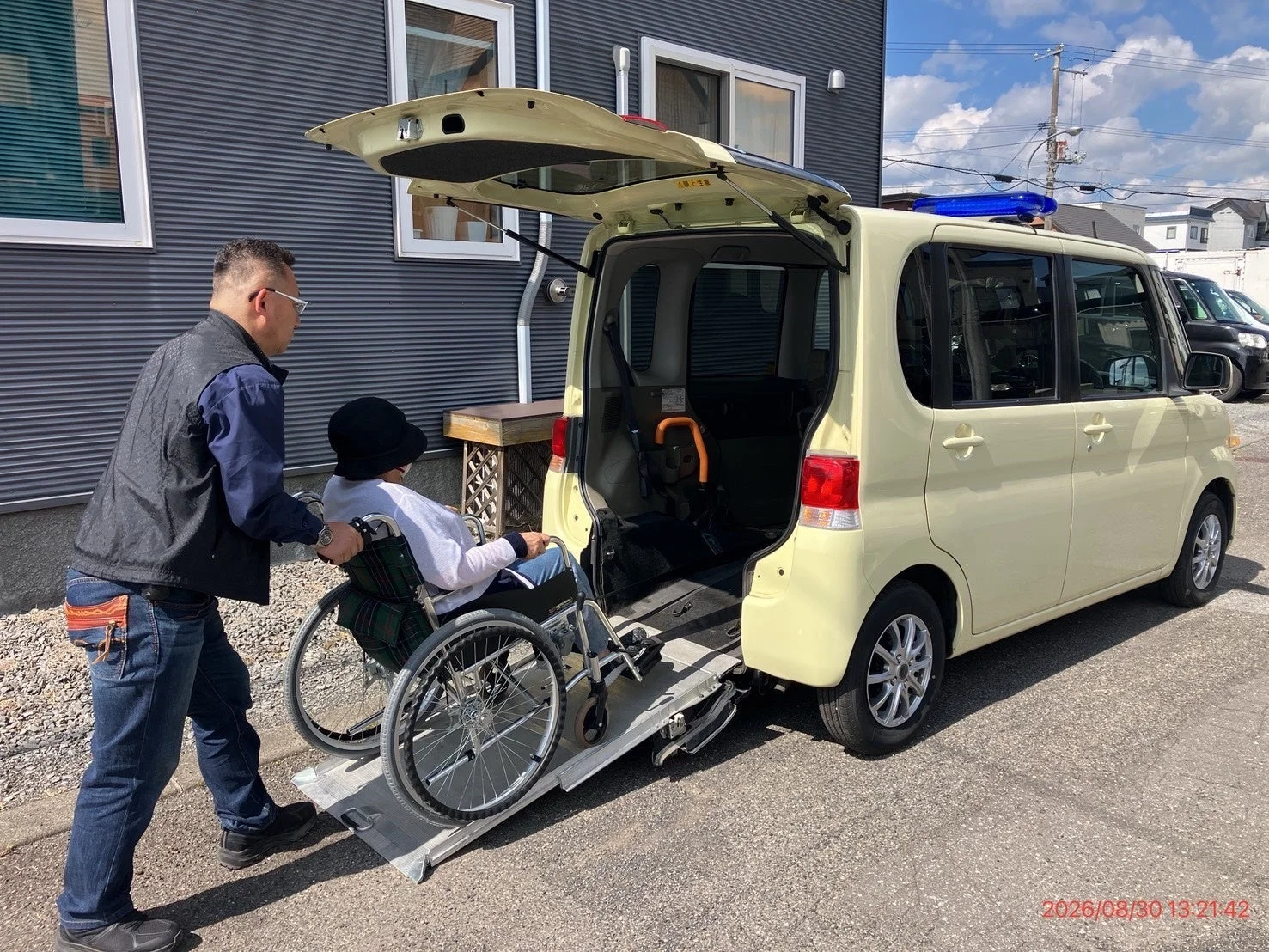 車椅子、福祉車両、介助、スロープ、介護、移動支援、バリアフリー、ミニバン、駐車場、屋外
