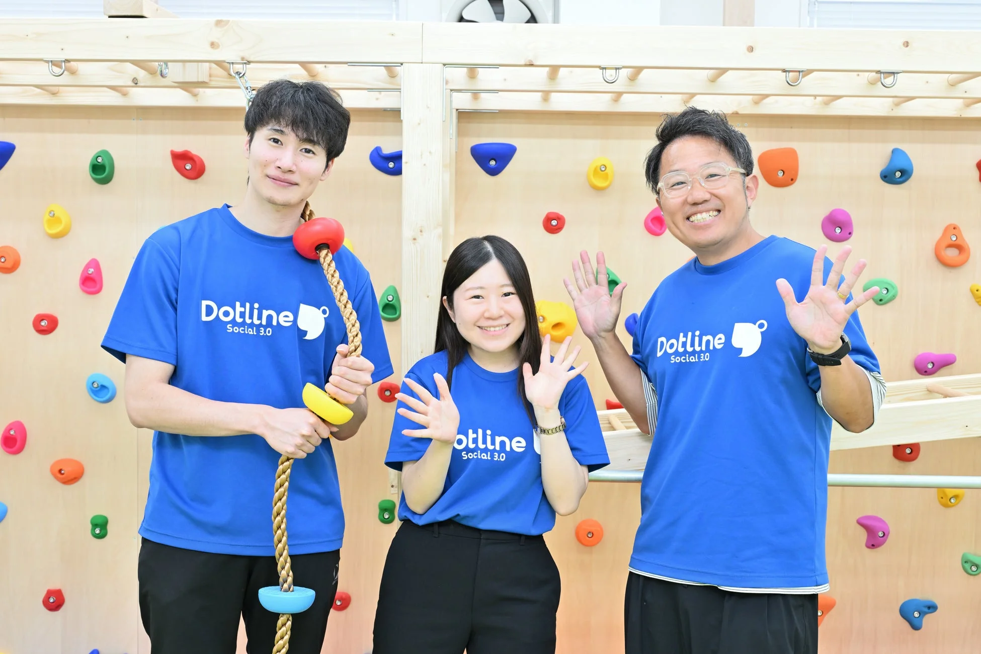 ドットジュニアパーソナルのスタッフとボルダリングウォール