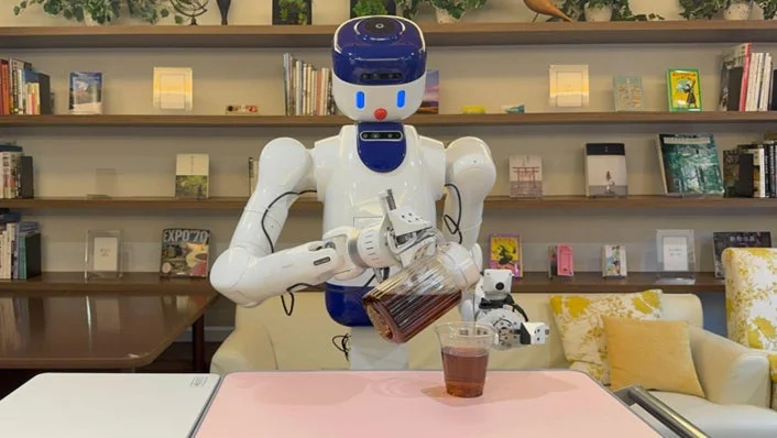 ロボットが飲み物を注ぐ様子