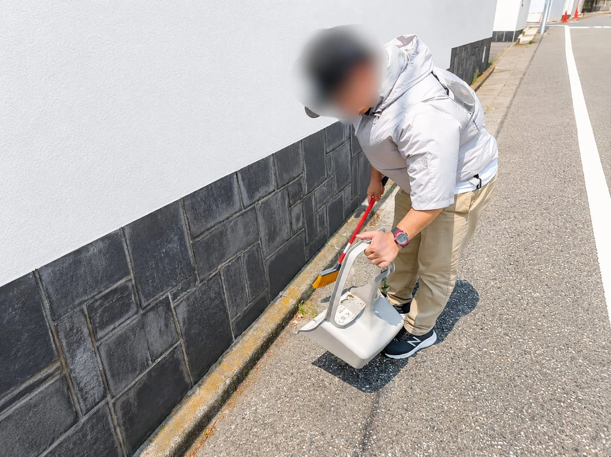 建設現場周辺の清掃を行う男性