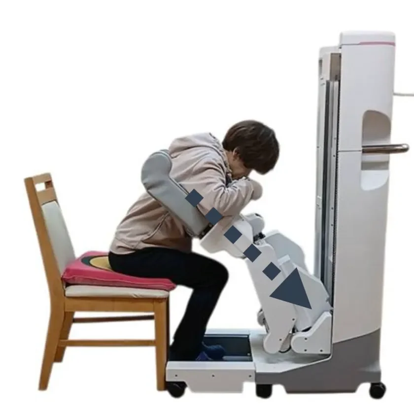 椅子に座った人が、腕を機器に固定し、前かがみの姿勢で医療またはリハビリテーション用の装置を使用している場面