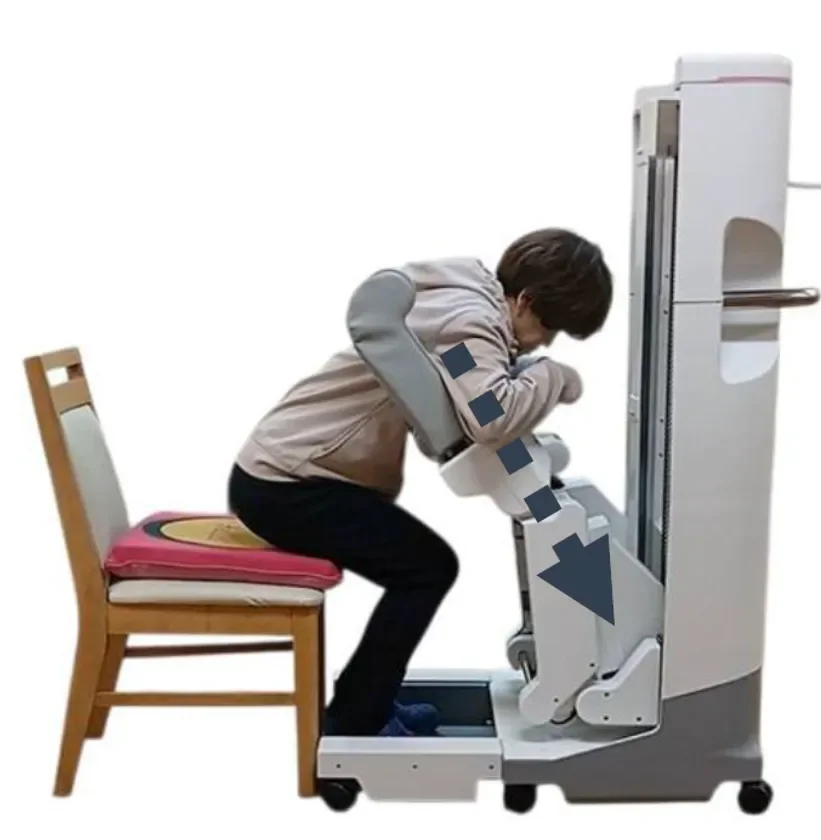 椅子に座った人が、上半身を支える医療またはリハビリテーション機器に体を預けている様子
