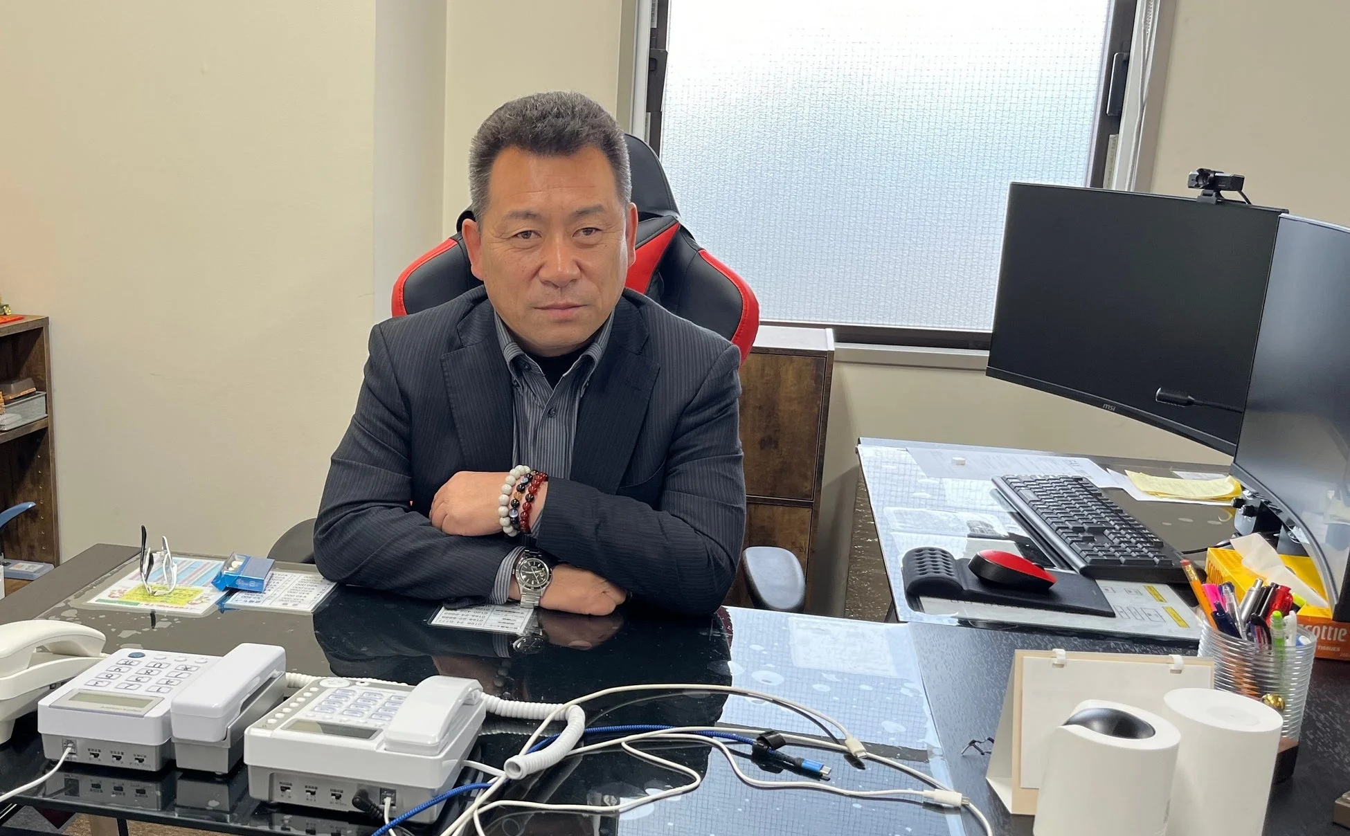 ビジネスマン、オフィス、デスクワーク、男性、スーツ、パソコン、電話、室内、日本人、真面目、経営者