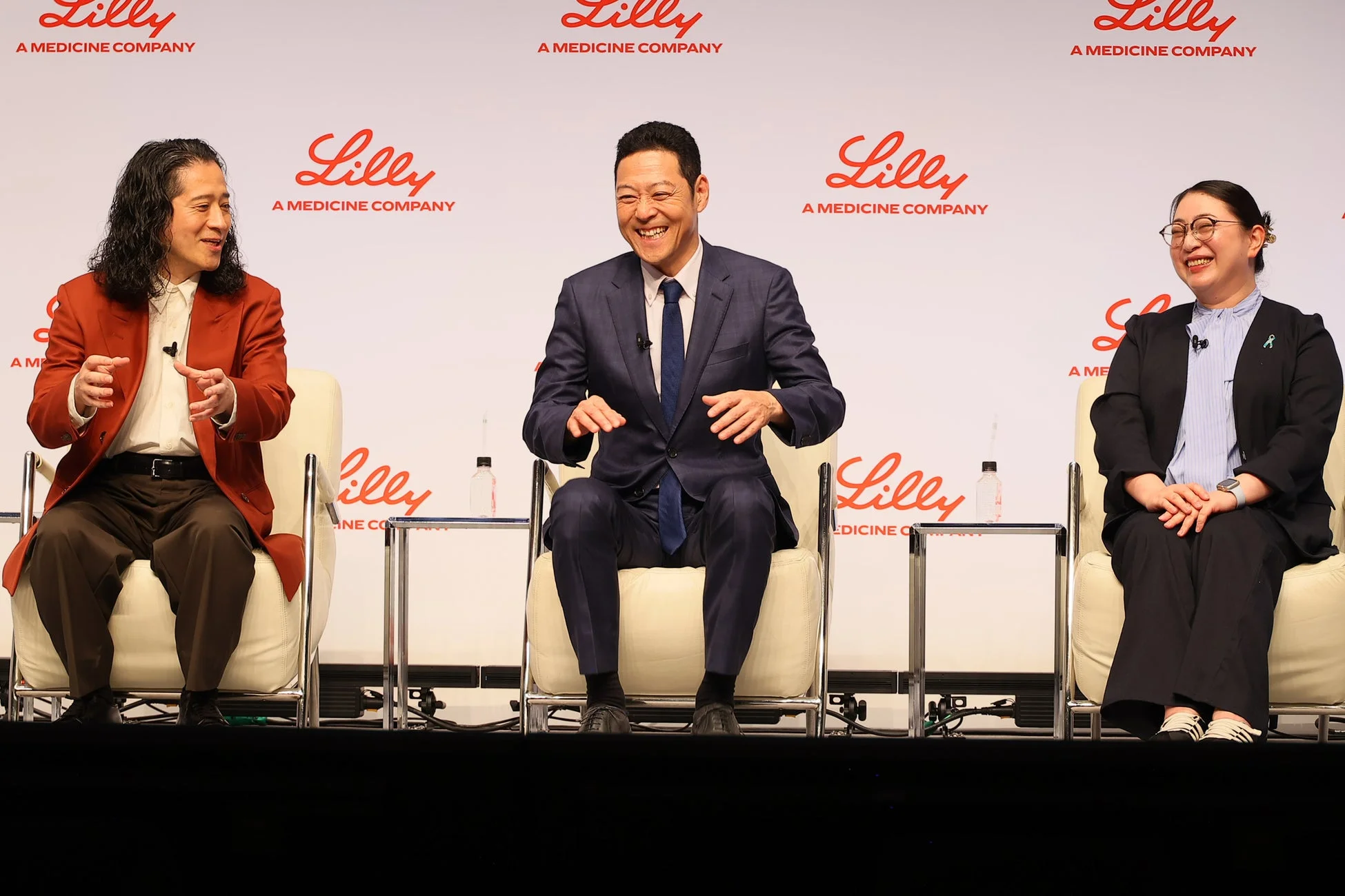 笑顔で座る3名の登壇者