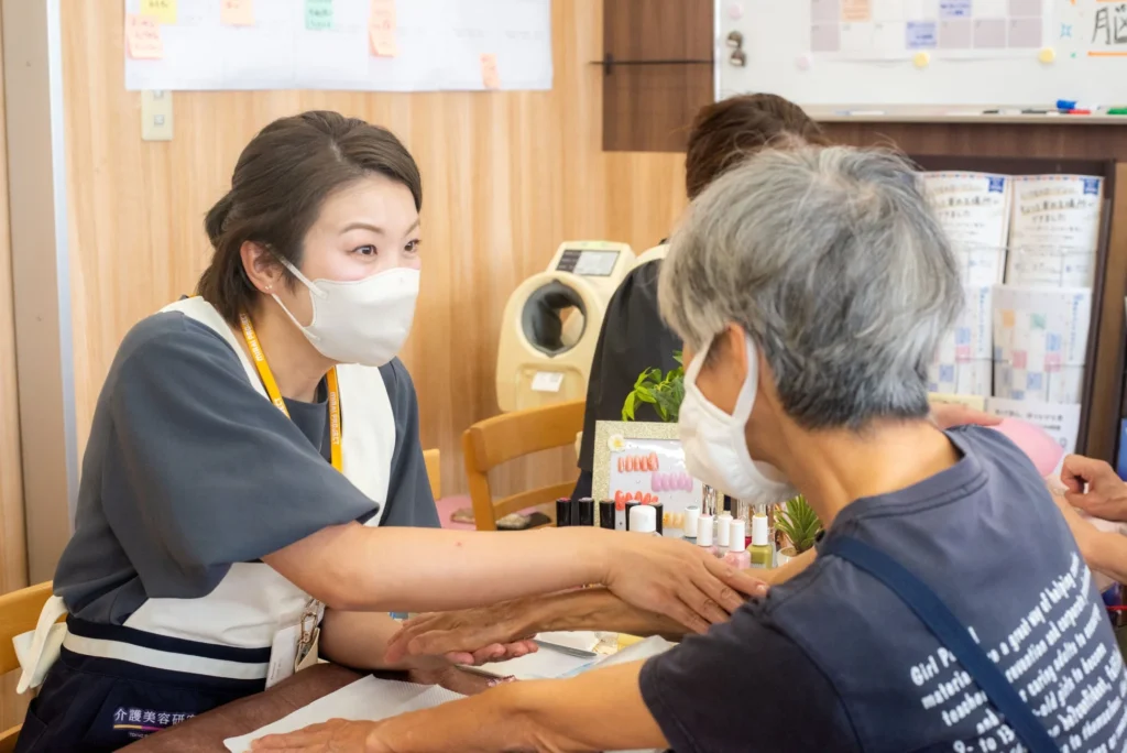 敬老の日に「介護美容体験会」開催、地域交流と高齢者のウェルビーイングを支援