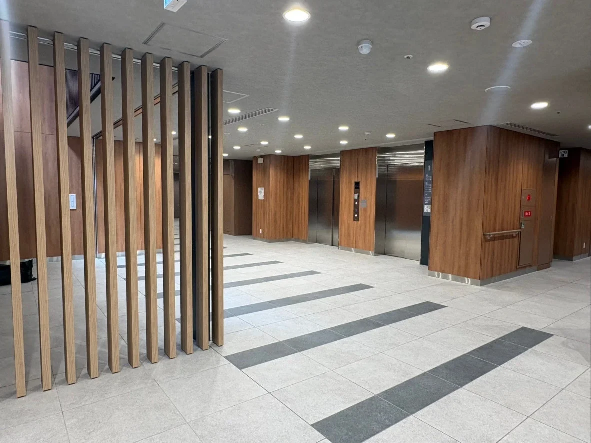 モダンなデザインの建物内部のロビー